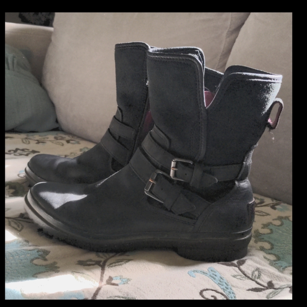 UGG Simmens Black Leather Boots Size 6